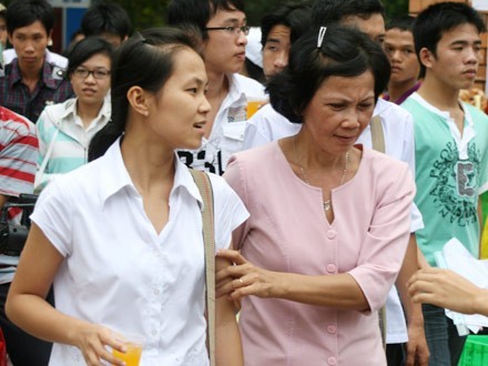 Muôn vẻ phụ huynh chờ sĩ tử ảnh 7 Muôn vẻ phụ huynh chờ sĩ tử