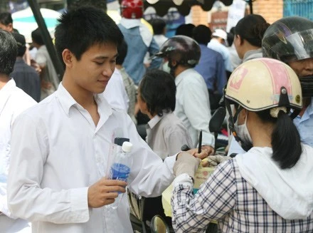 Muôn vẻ phụ huynh chờ sĩ tử