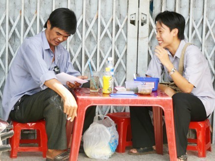 Muôn vẻ phụ huynh chờ sĩ tử ảnh 9 Muôn vẻ phụ huynh chờ sĩ tử