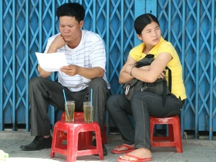 Muôn vẻ phụ huynh chờ sĩ tử