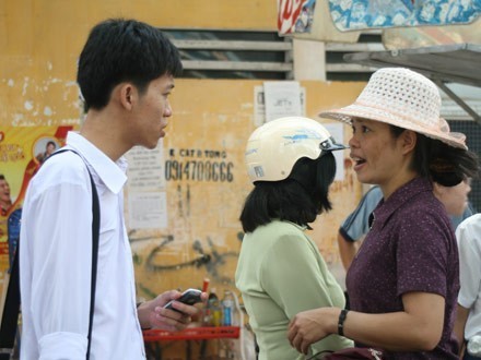 Ở người cha này, nỗi lo lắng hiện rõ trên nét mặt ông.Cô con gái của ông tuy học giỏi nhưng lại khá yếu ớt. Khác với đám đông, vị phụ huynh này chọn cho mình một chỗ vắng rồi ngồi bệt hẳn xuống nền tránh nắng. Đâu đó, vẫn có những gương mặt lạc quan về khả năng làm bài thi của con em mình. Đứng, ngồi ở nhiều tư thế khác nhau, nhưng mắt mọi người đều hướng về phía cổng trường, chờ con em mình xuất hiện. Nhặt được tờ đề thi của một thí sinh ra sớm bỏ lại, những ông bố xúm lại với nhau để cùng xem đề "khó dễ thế nào" hoặc chỉ để nghe lời bình hẩm của các tình nguyện viên. "Con tôi ra rồi kìa". "Con làm được mẹ ạ". Nhận chai nước từ tay mẹ, sĩ tử này vẫn chưa hết căng thẳng sau buổi thi. Hai cha con cùng lạc quan về bài làm. Ở chiều ngược lại, có những nét âu lo xuất hiện trên mặt của cả người cha lẫn cô con gái. Về ăn cơm thôi, để chiều còn thi tiếp. Muôn vẻ phụ huynh chờ sĩ tử