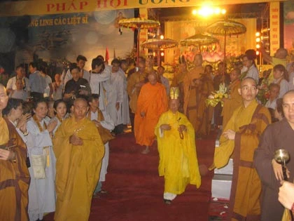 TT Thượng tọa Thích Lệ Trang dẫn đầu Ban kinh sư