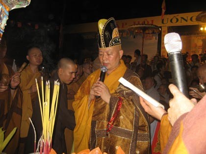TT Thích Lệ Trang hành lễ trước hương án các liệt sỹ. TT Thích Lệ Trang hành lễ trước hương án các liệt sỹ.