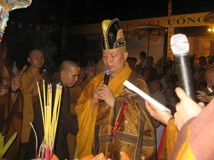 TT Thích Lệ Trang hành lễ trước hương án các liệt sỹ.