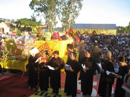 Tăng ni Phật tử tại lễ cầu siêu.