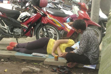 Nhà trọ đắt đỏ, sĩ tử vào chùa nghỉ trưa ảnh 3 Nhà trọ đắt đỏ, sĩ tử vào chùa nghỉ trưa ảnh 3