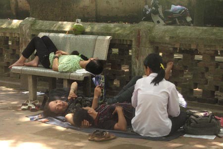 Nhà trọ đắt đỏ, sĩ tử vào chùa nghỉ trưa ảnh 2 Nhà trọ đắt đỏ, sĩ tử vào chùa nghỉ trưa ảnh 2