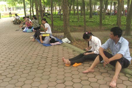 Công viên Nghĩa Tân trưa nay chật kín sĩ tử và người thân. Công viên Nghĩa Tân trưa nay chật kín sĩ tử và người thân.