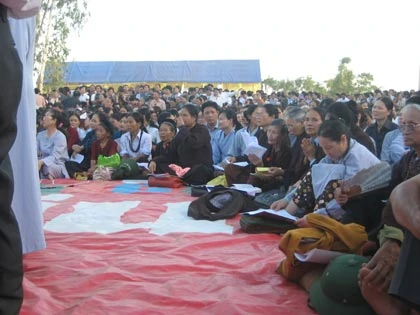 Tăng ni Phật tử tại lễ cầu siêu.