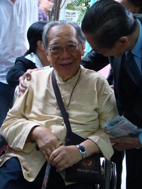 GS Trần Văn Khê, người bạn đồng niên của NSND Phùng Há, đến dự lễ truy điệu và an táng của bà từ rất sớm.