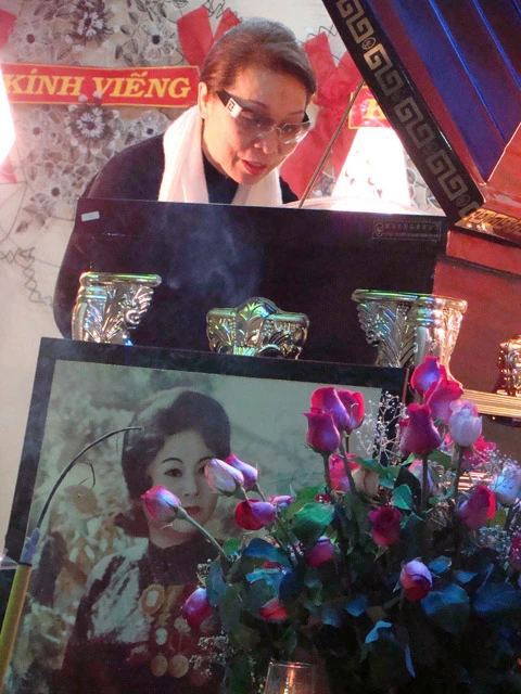 NSƯT Bạch Tuyết khóc và thầm thì những lời cuối cùng bên di quan của NSND Phùng Há, người đã truyền dạy rất nhiều cho bà những tinh hoa của nghệ thuật cải lương.