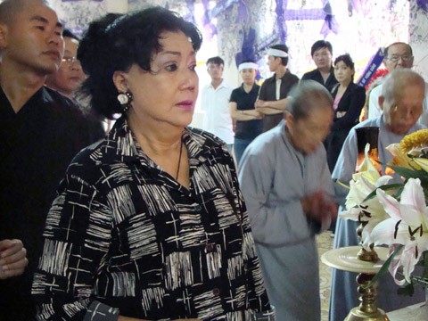 NSƯT Kim Cương tất bật lo công việc đám tang, dù sức khỏe đang yếu. NSƯT Kim Cương tất bật lo công việc đám tang, dù sức khỏe đang yếu.