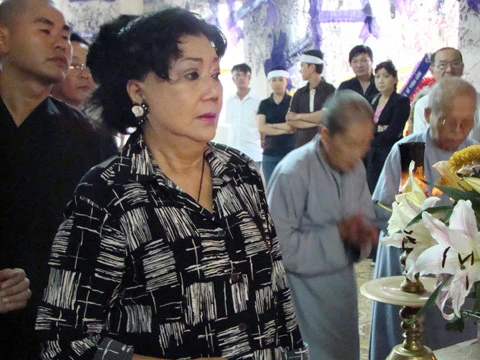 NSƯT Kim Cương tất bật lo công việc đám tang, dù sức khỏe đang yếu.