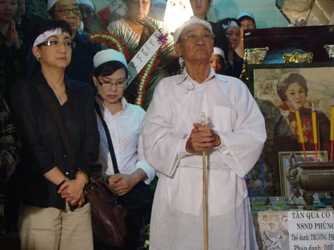 NSƯT Nam Hùng và NSƯT Thanh Thanh Tâm là con trai nuôi và cháu nội nuôi của NSND Phùng Há, đại diện cho gia đình trong lễ tang.