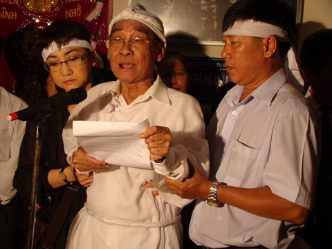 NSƯT Nam Hùng nói lời cảm tạ. NSƯT Nam Hùng nói lời cảm tạ.
