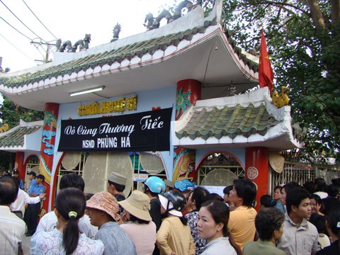 Đông đảo người mộ điệu từ khắp nơi đổ về dự tang lễ. Đông đảo người mộ điệu từ khắp nơi đổ về dự tang lễ.