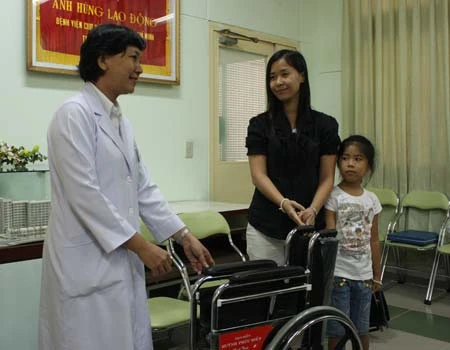 Vợ đạo diễn Huỳnh Phúc Điền thực hiện di nguyện cuối cùng của chồng. Ảnh: Thiên Chương