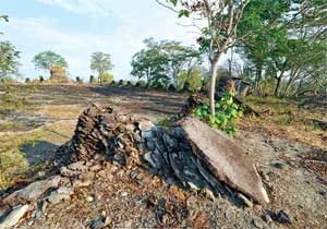 Kiến trúc “nấm đá” ở Phou Asa là điểm nhấn độc đáo của toàn khu đền Qua thời gian, nhiều cây “nấm đá” đã sụp đổ