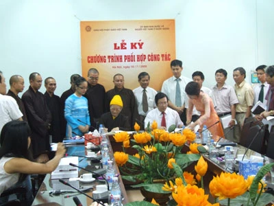Ủy ban Nhà nước về người Việt Nam ở nước ngoài ký kết Chương trình phối hợp công tác với Giáo hội Phật giáo Việt Nam ảnh 1