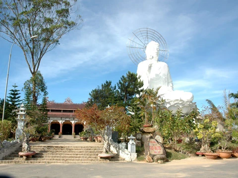 Ẩn giấu sau tấm áo cà sa một trái tim nồng nhiệt và một hoài bão lớn, Vạn Hạnh ngày đêm trăn trở, lo nghĩ trước vận mệnh của Đại Việt. (Ảnh: Thiền viện Vạn Hạnh Đà Lạt)