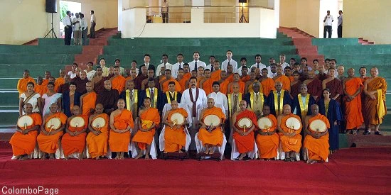 Các tôn đức trưởng lão và tổng thống Sri Lanka chụp hình lưu niệm.jpg