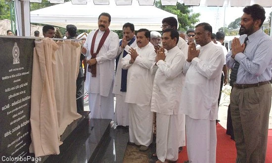 Tổng thống và các quan chức với niềm vui lập xong Bia đá khánh thành.jpg