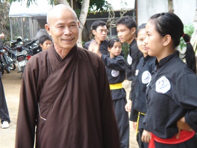 Hòa thượng Thích Hạnh Hòa và các môn sinh. Ảnh: L.T Hòa thượng Thích Hạnh Hòa và các môn sinh. Ảnh: L.T