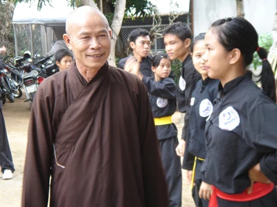 Hòa thượng Thích Hạnh Hòa và các môn sinh. Ảnh: L.T