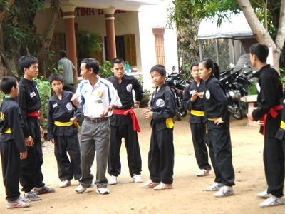 Các môn sinh trước giờ luyện tập, biểu diễn. Môn sinh biểu diễn bài đấu với kiếm. Bài quyền của môn sinh nhỏ tuổi. Biểu diễn đánh gậy đối kháng. Hòa thượng Thích Hạnh Hòa động viên, khen ngợi các môn sinh.