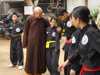 Các môn sinh trước giờ luyện tập, biểu diễn. Môn sinh biểu diễn bài đấu với kiếm. Bài quyền của môn sinh nhỏ tuổi. Biểu diễn đánh gậy đối kháng. Hòa thượng Thích Hạnh Hòa động viên, khen ngợi các môn sinh. Các môn sinh trước giờ luyện tập, biểu diễn. Môn sinh biểu diễn bài đấu với kiếm. Bài quyền của môn sinh nhỏ tuổi. Biểu diễn đánh gậy đối kháng. Hòa thượng Thích Hạnh Hòa động viên, khen ngợi các môn sinh.