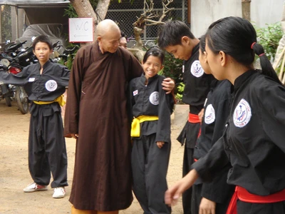 Các môn sinh trước giờ luyện tập, biểu diễn. Môn sinh biểu diễn bài đấu với kiếm. Bài quyền của môn sinh nhỏ tuổi. Biểu diễn đánh gậy đối kháng. Hòa thượng Thích Hạnh Hòa động viên, khen ngợi các môn sinh.