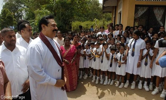 tổng thống thăm học sinh trường trung hoc.jpg