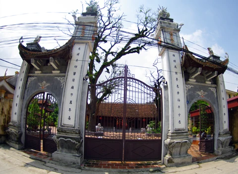 Chùa làng Hoàng Mai là nơi lưu giữ nhiều nét văn hóa của vùng đất cổ Mơ Rượu. Mái chùa cong cong, những cây cổ thụ khẳng khiu đầy hoài niệm. Chiếc giếng cổ như một con mắt xanh của đất. Đình Hoàng Mai lát gạch đỏ với những tượng voi, ngựa đá bên ngoài trông vừa gần gũi vừa tôn nghiêm. Cả một khuôn viên rộng lớn bao bọc lấy ngôi đình. Hàng hiên rộng của đình rộng, dài làm điểm tiếp nối giữa sân và đình. Công chùa truyền thống xen lẫn hiện đại. Những gian thờ và khoảng sân trong đình một ngày tĩnh mịch. Những ngôi tháp mang trong mình những câu chuyện và truyền thuyết lịch sử.