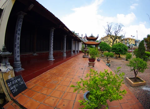 Chùa làng Hoàng Mai là nơi lưu giữ nhiều nét văn hóa của vùng đất cổ Mơ Rượu. Mái chùa cong cong, những cây cổ thụ khẳng khiu đầy hoài niệm. Chiếc giếng cổ như một con mắt xanh của đất. Đình Hoàng Mai lát gạch đỏ với những tượng voi, ngựa đá bên ngoài trông vừa gần gũi vừa tôn nghiêm. Cả một khuôn viên rộng lớn bao bọc lấy ngôi đình. Hàng hiên rộng của đình rộng, dài làm điểm tiếp nối giữa sân và đình. Công chùa truyền thống xen lẫn hiện đại. Những gian thờ và khoảng sân trong đình một ngày tĩnh mịch. Những ngôi tháp mang trong mình những câu chuyện và truyền thuyết lịch sử.