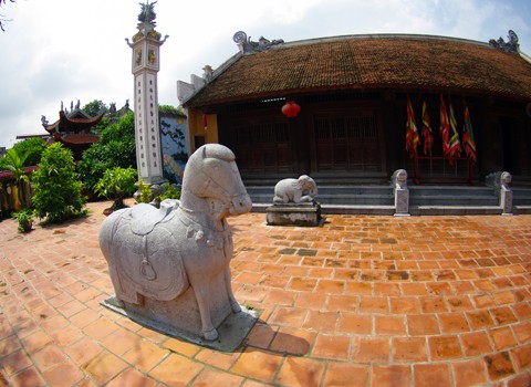 Chùa làng Hoàng Mai là nơi lưu giữ nhiều nét văn hóa của vùng đất cổ Mơ Rượu. Mái chùa cong cong, những cây cổ thụ khẳng khiu đầy hoài niệm. Chiếc giếng cổ như một con mắt xanh của đất. Đình Hoàng Mai lát gạch đỏ với những tượng voi, ngựa đá bên ngoài trông vừa gần gũi vừa tôn nghiêm. Cả một khuôn viên rộng lớn bao bọc lấy ngôi đình. Hàng hiên rộng của đình rộng, dài làm điểm tiếp nối giữa sân và đình. Công chùa truyền thống xen lẫn hiện đại. Những gian thờ và khoảng sân trong đình một ngày tĩnh mịch. Những ngôi tháp mang trong mình những câu chuyện và truyền thuyết lịch sử. Chùa làng Hoàng Mai là nơi lưu giữ nhiều nét văn hóa của vùng đất cổ Mơ Rượu. Mái chùa cong cong, những cây cổ thụ khẳng khiu đầy hoài niệm. Chiếc giếng cổ như một con mắt xanh của đất. Đình Hoàng Mai lát gạch đỏ với những tượng voi, ngựa đá bên ngoài trông vừa gần gũi vừa tôn nghiêm. Cả một khuôn viên rộng lớn bao bọc lấy ngôi đình. Hàng hiên rộng của đình rộng, dài làm điểm tiếp nối giữa sân và đình. Công chùa truyền thống xen lẫn hiện đại. Những gian thờ và khoảng sân trong đình một ngày tĩnh mịch. Những ngôi tháp mang trong mình những câu chuyện và truyền thuyết lịch sử.