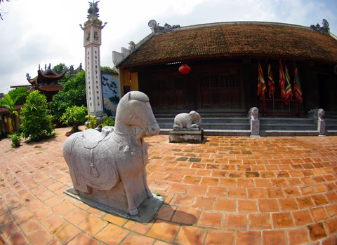 Chùa làng Hoàng Mai là nơi lưu giữ nhiều nét văn hóa của vùng đất cổ Mơ Rượu. Mái chùa cong cong, những cây cổ thụ khẳng khiu đầy hoài niệm. Chiếc giếng cổ như một con mắt xanh của đất. Đình Hoàng Mai lát gạch đỏ với những tượng voi, ngựa đá bên ngoài trông vừa gần gũi vừa tôn nghiêm. Cả một khuôn viên rộng lớn bao bọc lấy ngôi đình. Hàng hiên rộng của đình rộng, dài làm điểm tiếp nối giữa sân và đình. Công chùa truyền thống xen lẫn hiện đại. Những gian thờ và khoảng sân trong đình một ngày tĩnh mịch. Những ngôi tháp mang trong mình những câu chuyện và truyền thuyết lịch sử.