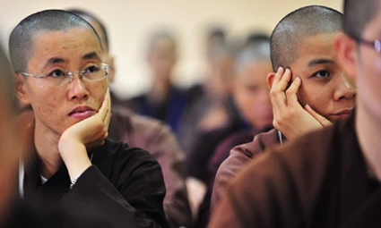 Chăm chú nghe giảng.