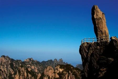 Hòn Phi Thạch (đá bay) nổi tiếng từng hiện diện trong bộ phim Hồng Lâu Mộng