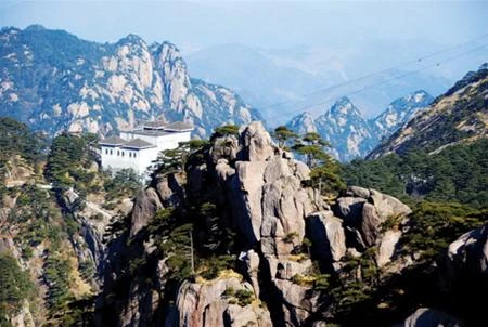 Trạm cáp treo nằm cheo leo giữa núi rừng hiểm trở