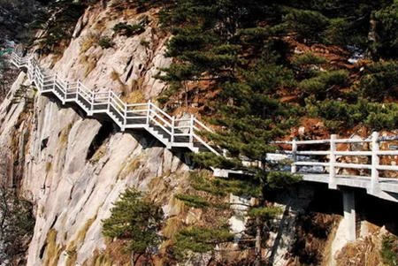 Đường leo núi Hoàng Sơn có khi cheo leo bên vách núi