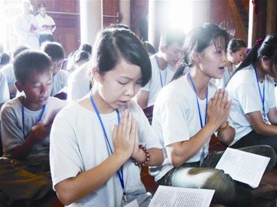 Học ngồi thiền, đọc kinh - Ảnh: Duy Chiến Học ngồi thiền, đọc kinh - Ảnh: Duy Chiến