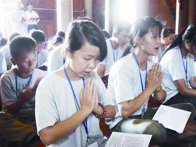 Học ngồi thiền, đọc kinh - Ảnh: Duy Chiến