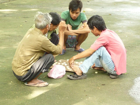 Một góc núi Ngũ Hành Sơn (núi Trầm). Chùa Trầm nằm ở sườn núi 5 ngọn. Nghê đá... ... và đại bàng đá trước cổng chùa là những vật linh. Tháp và bia đá ghi công đức của những Tăng ni, Phật tử có tấm lòng hảo tâm từ lúc xây dựng chùa. Tháp thờ ghi công Thống đốc Hoàng Trọng Phu ở trên vách núi cao hơn tháp thờ bà Nguyễn Thị Thọ và tháp ghi công đức người dân. Cây cổ thụ cũng nhiều năm tuổi, dễ và thân bám chắc lên đá, tạo nên những hình thù độc đáo. Cửa chùa Hang đồng thời cũng là nơi dẫn vào Động Long Tiên. Bia đá trước chùa Hang ghi bài Phú của một danh nhân, học sĩ thời phong kiến. Cảnh chùa tĩnh mịch, thoảng lại có một bà hàng nước, bán thêm bao diêm, nén hương cho khách viếng chùa. Không chỉ người già, thỉnh thoảng vẫn có những thanh niên tìm thú vui thanh nhã như là chơi cờ trong sân chùa.
