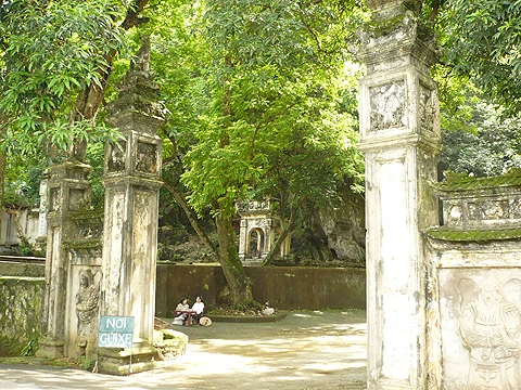 Một góc núi Ngũ Hành Sơn (núi Trầm). Chùa Trầm nằm ở sườn núi 5 ngọn. Nghê đá... ... và đại bàng đá trước cổng chùa là những vật linh. Tháp và bia đá ghi công đức của những Tăng ni, Phật tử có tấm lòng hảo tâm từ lúc xây dựng chùa. Tháp thờ ghi công Thống đốc Hoàng Trọng Phu ở trên vách núi cao hơn tháp thờ bà Nguyễn Thị Thọ và tháp ghi công đức người dân. Cây cổ thụ cũng nhiều năm tuổi, dễ và thân bám chắc lên đá, tạo nên những hình thù độc đáo. Cửa chùa Hang đồng thời cũng là nơi dẫn vào Động Long Tiên. Bia đá trước chùa Hang ghi bài Phú của một danh nhân, học sĩ thời phong kiến. Cảnh chùa tĩnh mịch, thoảng lại có một bà hàng nước, bán thêm bao diêm, nén hương cho khách viếng chùa. Không chỉ người già, thỉnh thoảng vẫn có những thanh niên tìm thú vui thanh nhã như là chơi cờ trong sân chùa.