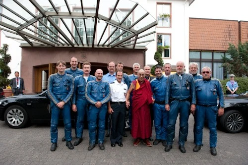 Đức: Lễ bế mạc hoằng pháp của đức Dalailama tại Commenbank - Arena, TP.Frankfurt ảnh 2