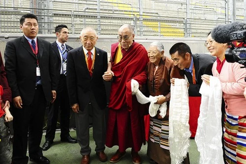 Đức: Lễ bế mạc hoằng pháp của đức Dalailama tại Commenbank - Arena, TP.Frankfurt ảnh 5