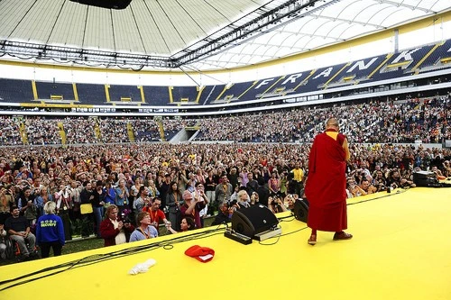 Đức: Lễ bế mạc hoằng pháp của đức Dalailama tại Commenbank - Arena, TP.Frankfurt ảnh 36