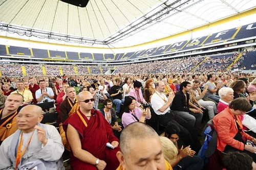 Đức: Lễ bế mạc hoằng pháp của đức Dalailama tại Commenbank - Arena, TP.Frankfurt ảnh 37