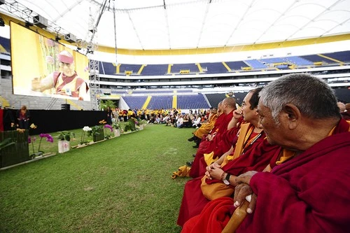 Đức: Lễ bế mạc hoằng pháp của đức Dalailama tại Commenbank - Arena, TP.Frankfurt ảnh 38