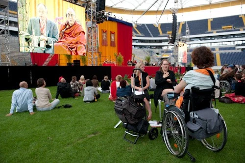 Đức: Lễ bế mạc hoằng pháp của đức Dalailama tại Commenbank - Arena, TP.Frankfurt ảnh 45